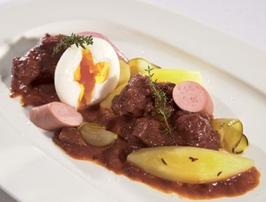 Fiakergulasch mit Sacherwürsteln