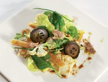 Butterhäuptel-Brot-Salat mit Trüffelscheiben