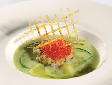 Kalte Erdäpfelsuppe mit Saiblingstatar
