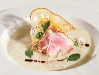 Steirische Krensuppe mit Schinkenkrusteln und Brotblattln