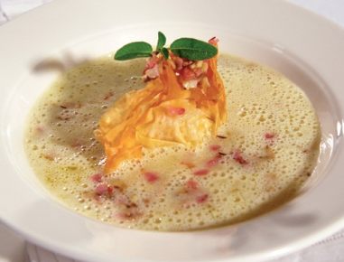 Erdäpfelsuppe mit Pilzstrudel