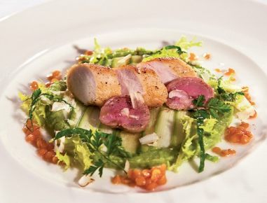 Grüne Spargelcreme mit Kaninchenfilet