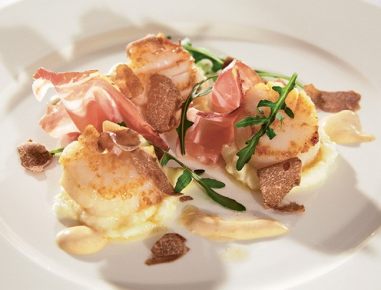 Jakobsmuscheln mit Turmschinken und weißer Polenta