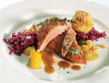 Bauernente mit Grießknöderln und Quitten-Rotkraut