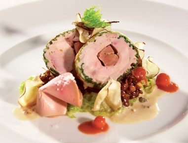 Fasanbrust-Kohlroulade mit Gänseleber und Schlehen