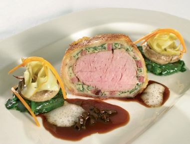 Milchkalbsfilet in der Kalbskopfkruste mit Artischockenpilz und Trüffelsauce