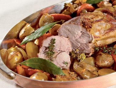 Kümmel-Schopfbraten mit mitgebratenen Erdäpfeln