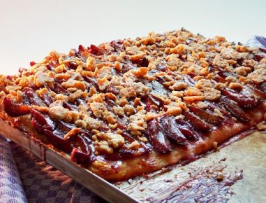 Zwetschkenfleck mit Haselnussstreusel