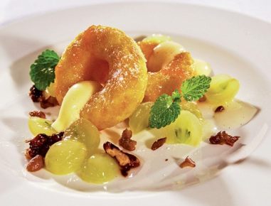 Savarin mit Glühmostschaum und  Muskattraubenragout