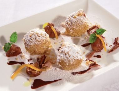 Maroniknödel mit Schokoladesauce