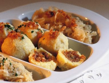 Grammelknödel aus Erdäpfelteig
