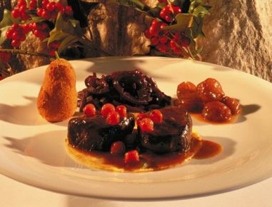 Gamsmedaillons auf Kräuterpalatschinke mit Vogelbeeren und Rotweinzwiebeln