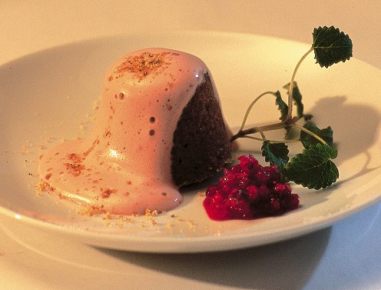 Schwarzbrotpudding mit Rotweinschaum