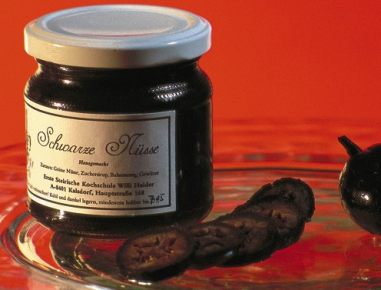 Eingelegte schwarze Nüsse