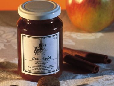 Bratapfelmarmelade mit Zimt und Nüssen