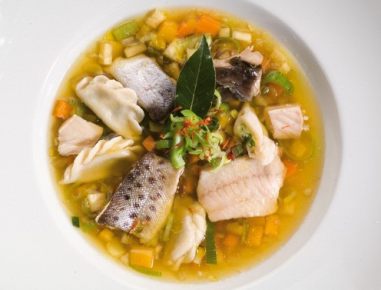 Fischsuppe von dreierlei Faaker-See-Fischen