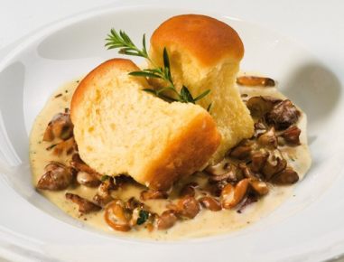 Thymianbuchteln mit Eierschwammerlsauce