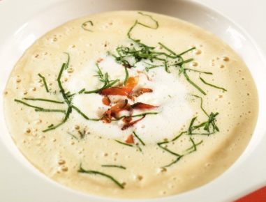 Erdäpfelsuppe Petritschhof mit Spargel und luftgetrocknetem Hausschinken