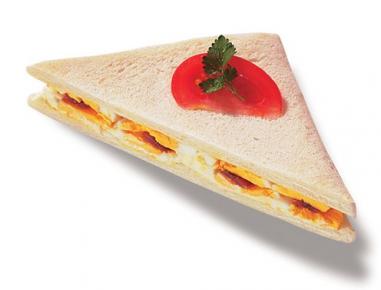 Tramezzini mit Ei und Sardellen