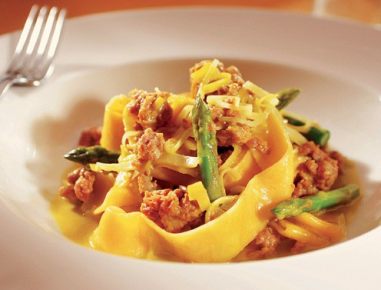 Pappardelle mit Spargel und Salsicce