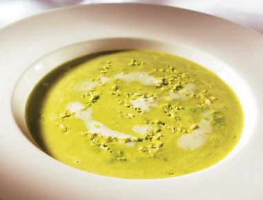 Erbsenvelouté mit Romanasalat