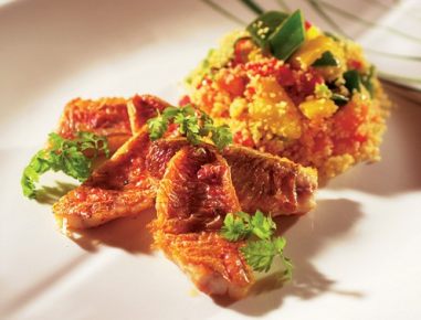 Rotbarben mit Tomaten-Paprika-Couscous