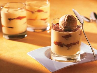 Marillentiramisu mit weißem Kaffeeeis