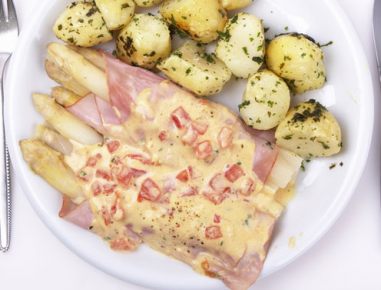 Stangenspargel mit Schinken und Käse