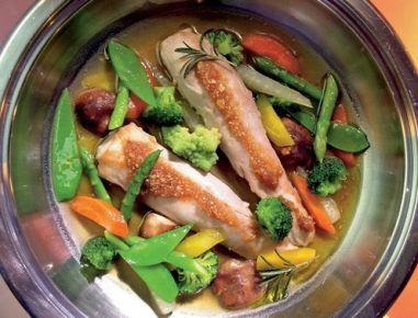 Kaninchenrücken in Mandelöl, gegart mit jungen Gemüsen und Mandelkernpesto