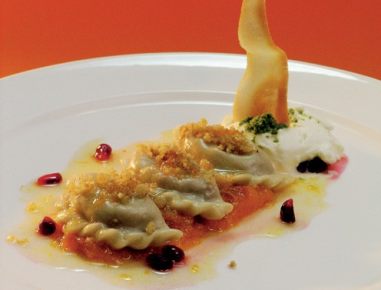 Kärntner Nussnudeln mit Marillenröster und -kernölsaft