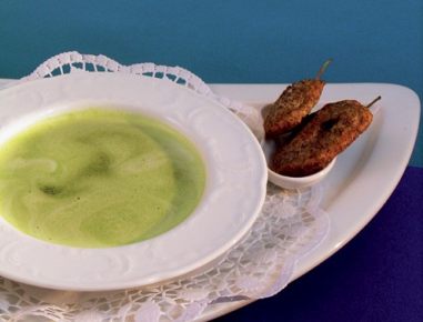 Brennnesselrahmsuppe mit Mohnöl