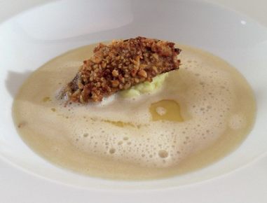 Topinamburcremesuppe mit gebratener Kalbsleber und Walnussöl