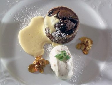 Warmer Schokoladeauflauf mit Walnusssabayon