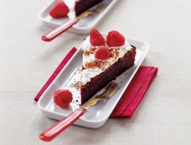 Schokotorte mit Kardamom und Himbeeren