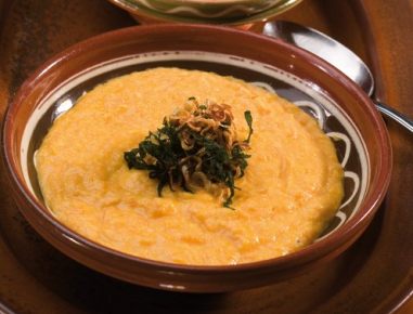 Kürbispüree mit Salbeizwiebeln