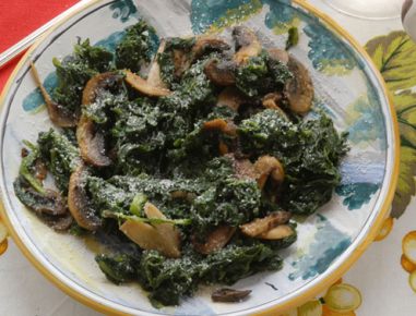 Blattspinat mit gebratenen Steinpilzen