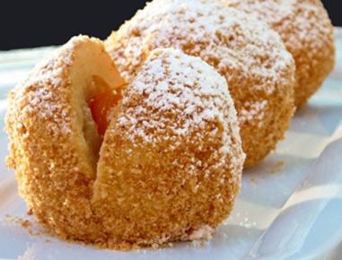 Marillenknödel aus Topfenteig