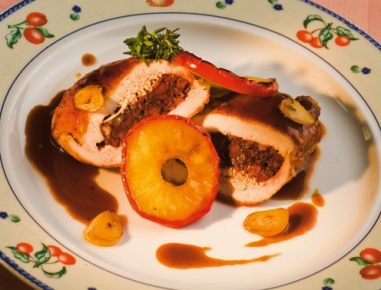 Blunzenschnitzel mit gebratenen Apfelscheiben und Thymiansaft'l