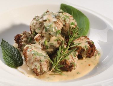 Fleischraugg`n mit Kräuterrahmsauce