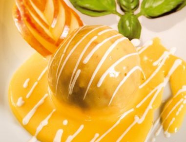 Apfelknödel in Mostsauce