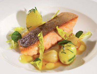 Alpenlachsfilet mit Majoranschalotten