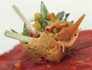 Carpaccio vom Limousin-Rind mit Gemüsesalat im Parmesankorb