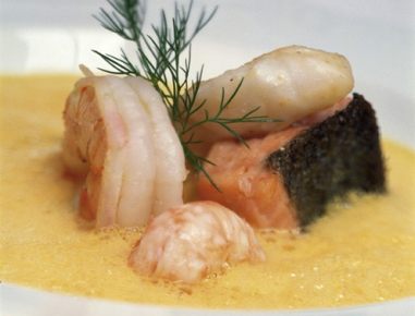 Gelbe Paprikaschaumsuppe mit Edelfischen und Fluss-Krebserl