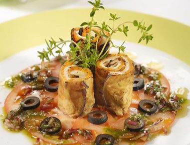 Kürbis Mozzarellaröllchen auf Tomatencarpaccio