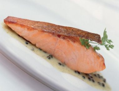 Lachsschnitte auf grüner Pfeffersauce