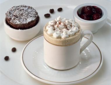 Cappuccino-Parfait mit soufflierter Schokolade und Amarenakirschen