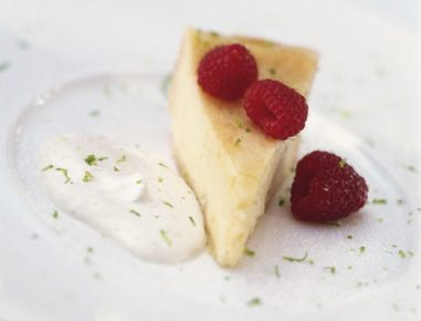 Limetten-Torte mit Himbeeren