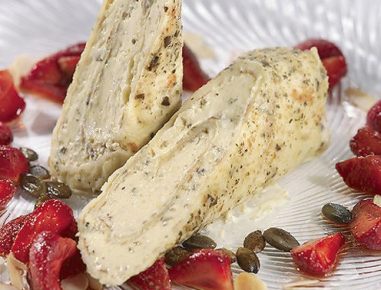 Kürbispalatschinken mit Topfen mit geschüttelten Balsamico-Erdbeeren