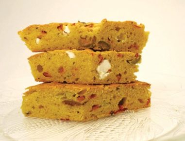 Maisbrot mit Paprika und Schafkäse