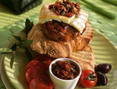 Griechische Burger auf Bruschetta
